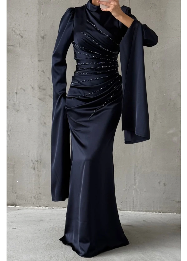  Samantha Eşsiz Kol Tasarımıyla Saten Abiye Lacivert